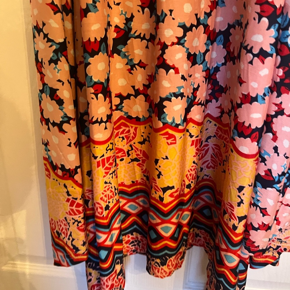 Floral maxi dress w great colors & shark bite hem - Picture 6 of 6